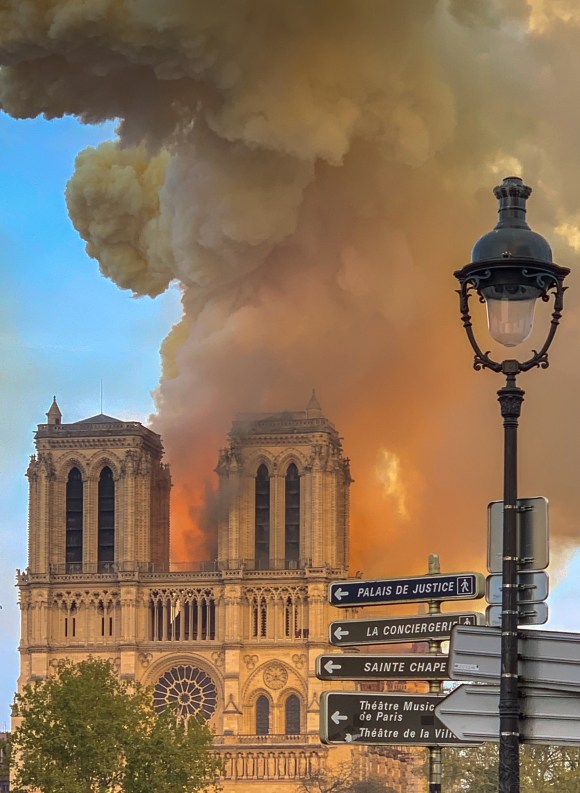 Notre_Dame_on_fire_15042019-1_(cropped)